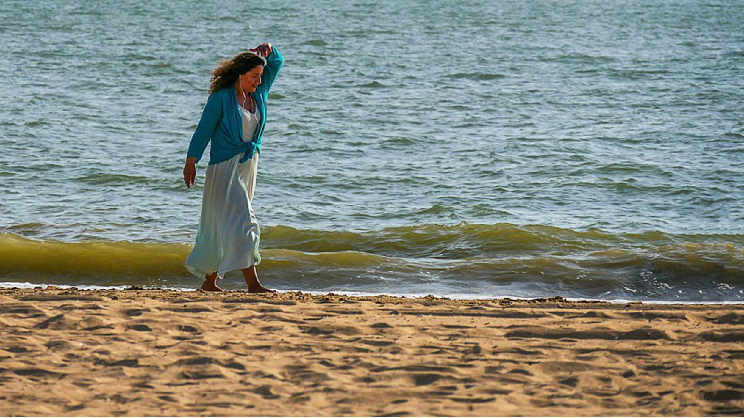 Je danse la vie - Danse Libre expressive - Danse des 5 rythmes - La Rochelle - Maria Bouanane - bord de mer