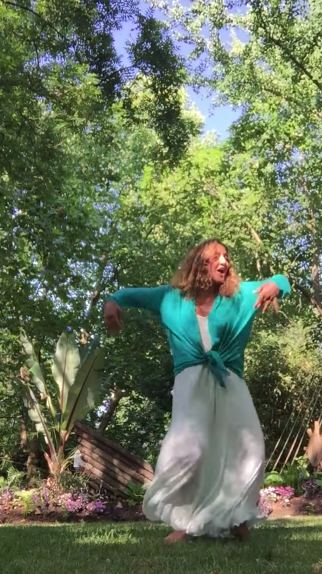 Je danse la vie - Danse Libre expressive - Danse des 5 rythmes - La Rochelle - Maria Bouanane - robe bleue