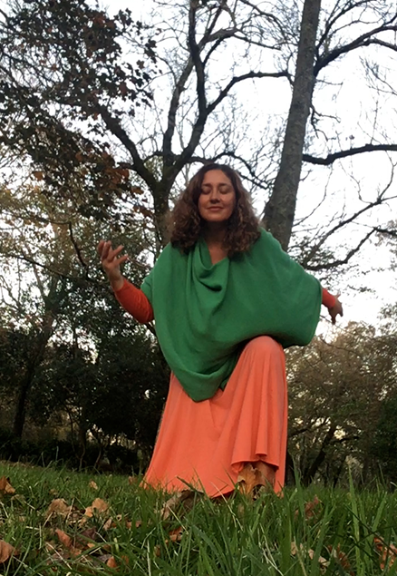 Je danse la vie - Danse Libre expressive - Danse des 5 rythmes - La Rochelle - Maria Bouanane - robe orange