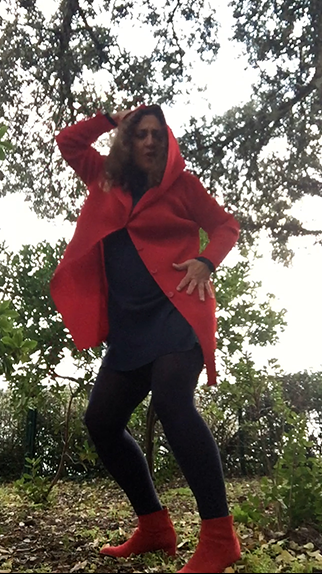 Je danse la vie - Danse Libre expressive - Danse des 5 rythmes - La Rochelle - Maria Bouanane - manteau rouge